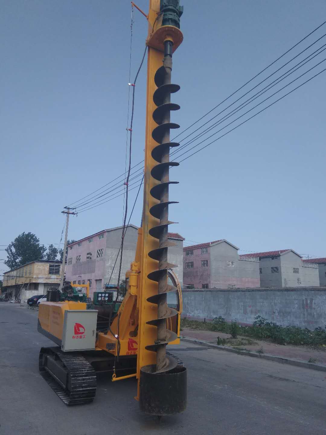 履帶式長(zhǎng)螺旋鉆機(jī)，成孔深度7米直徑400MM